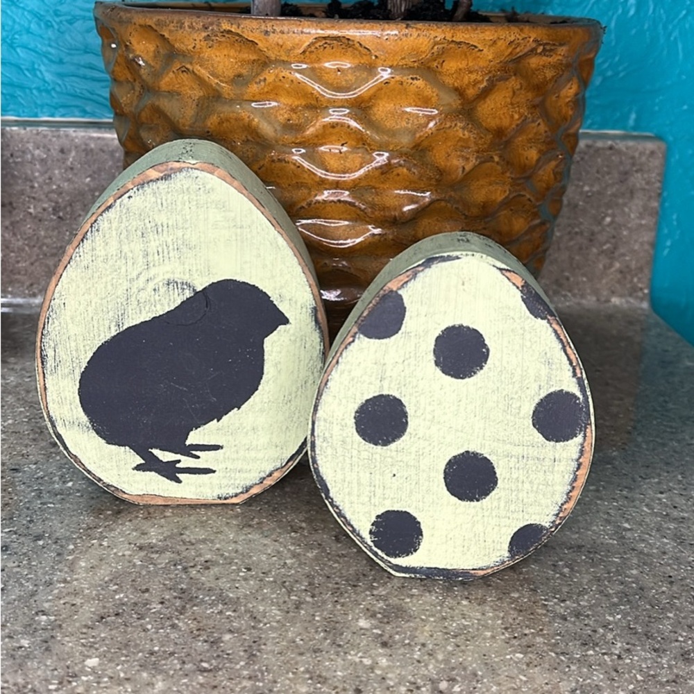 Rustic Green & Black Egg-Shaped Easter Table Decor